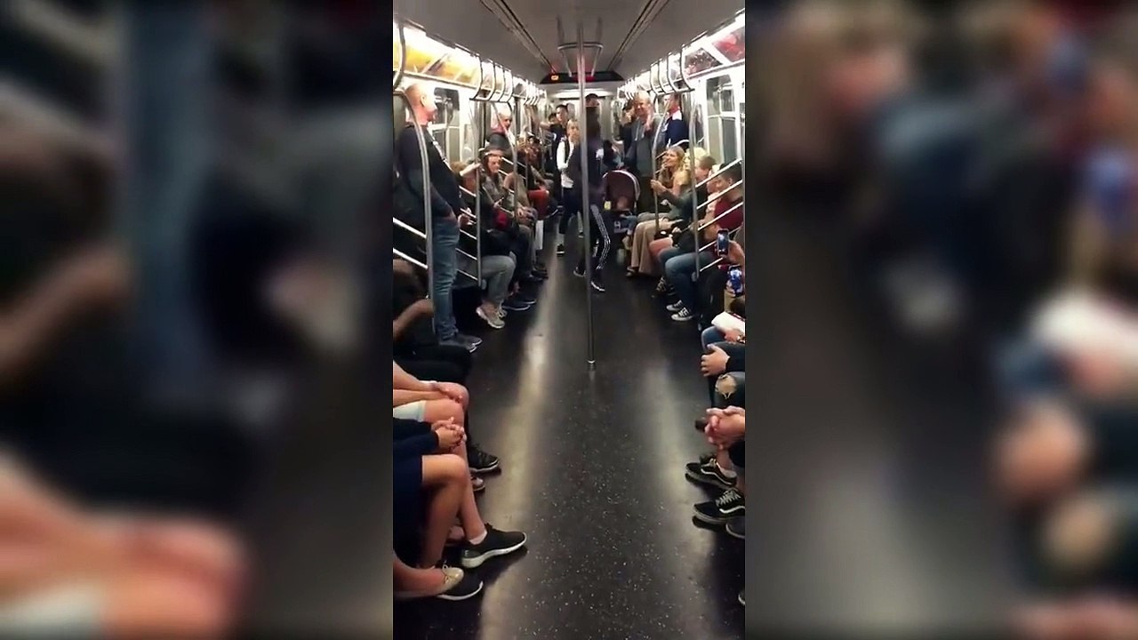 dance sur la barre centrale du wagon