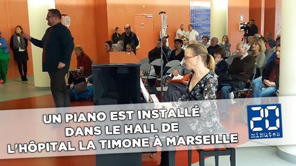 Un piano est installé dans le hall de l'hôpital la Timone à Marseille
