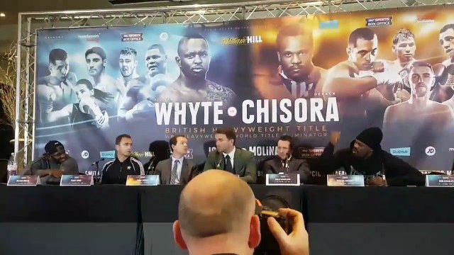 Ce boxeur devient fou et balance une table sur son adversaire... Pas sympa!