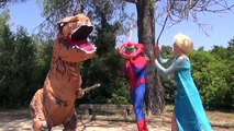 Spiderman et la Reine des Neiges cassent la pinata remplie doeufs surprises