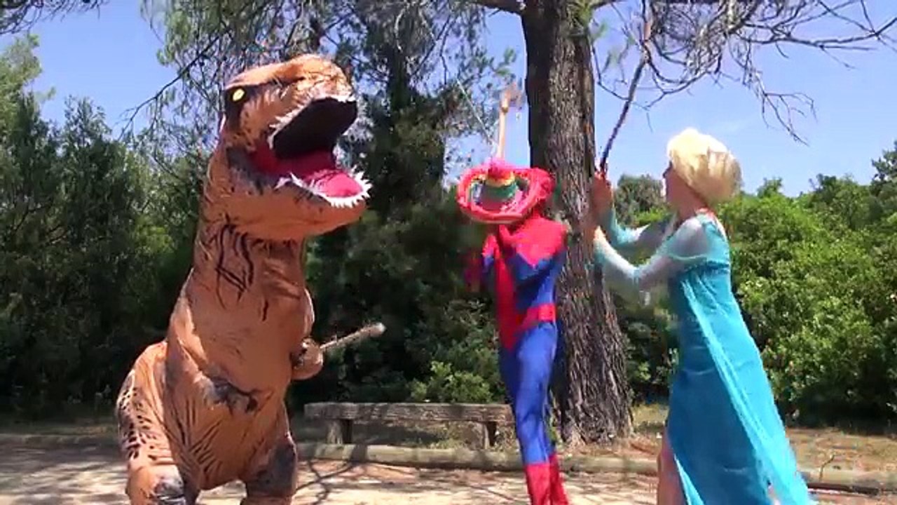 Spiderman et la Reine des Neiges cassent la pinata remplie doeufs surprises