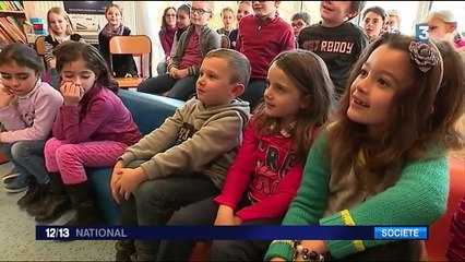 Colmar : les enfants chantent dans des barques sur la rivière pour Noël