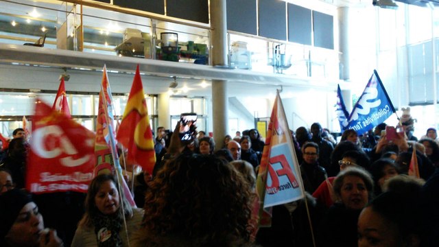 Personnel communal de Saint-Denis en lutte pour ses droits débraye et investi le centre administratif