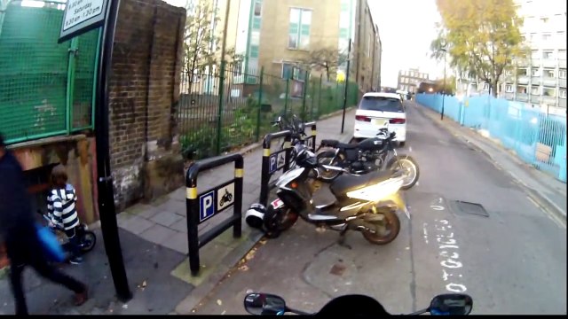 Le motard attire l'attention de l’enfant, avec la poignée d'accélération de sa moto !