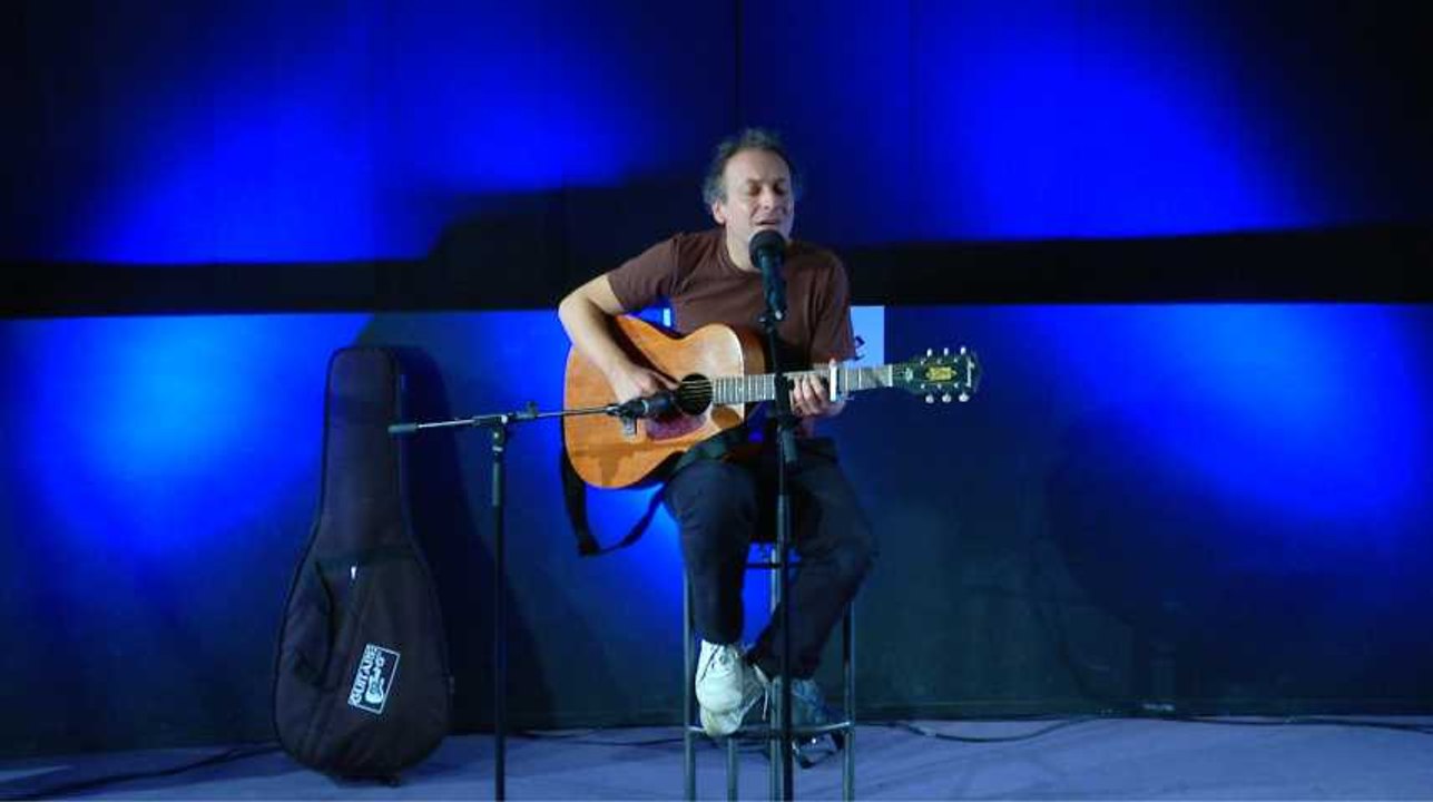 En session acoustique avec Mathieu Boogaerts