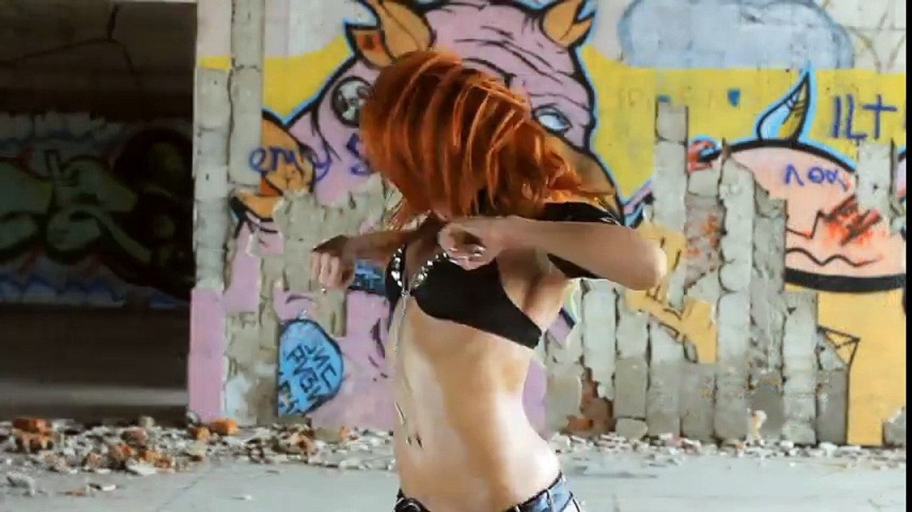 Прикольный танец! Девочка танцует! Танец на развалинах! Красивый танец девочки с магнитофоном! Танец на руинах! Прикол!