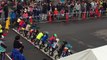 Ces gamins font une course de mini vélos et c'est juste spectaculaire!