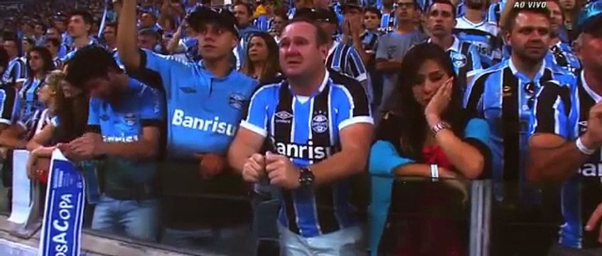 Bouleversant hommage au joueurs de Foot Brésiliens tués dans le crash aérien!