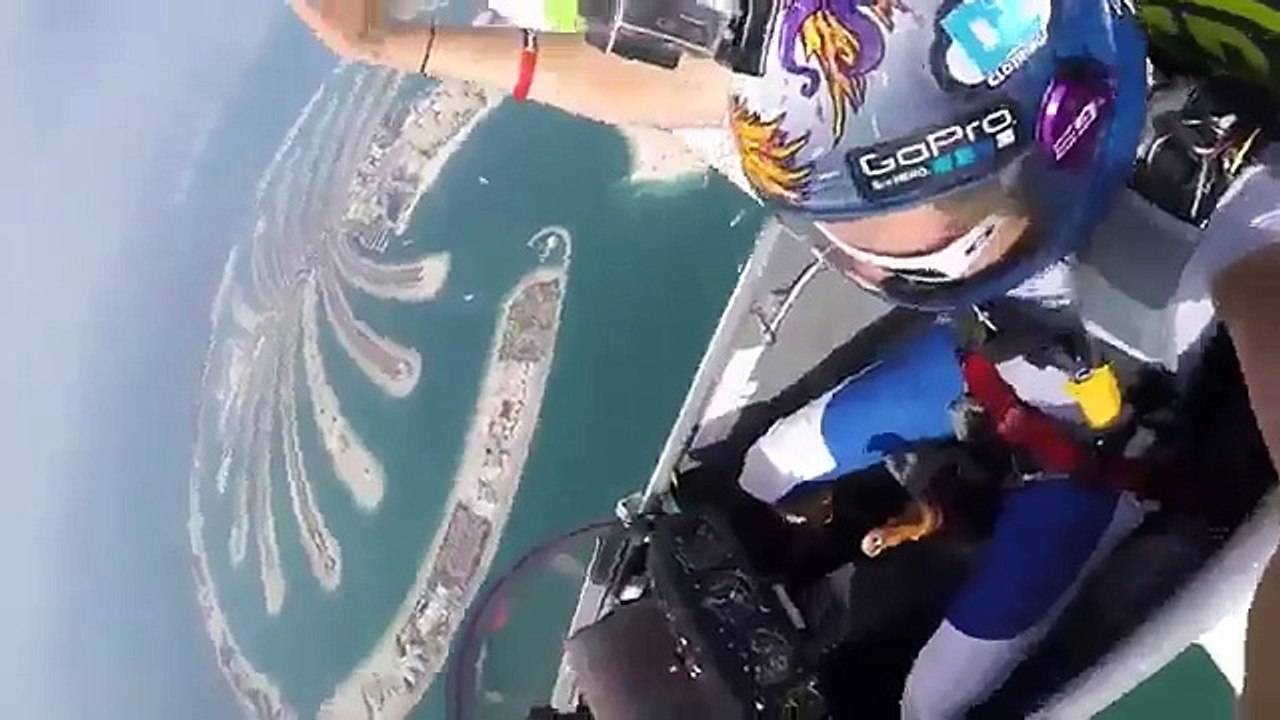 Девушка выпрыгнула из планера.Ради острых ощущений девушка отстегнула ремень безопасности и выпрыгнула из планера