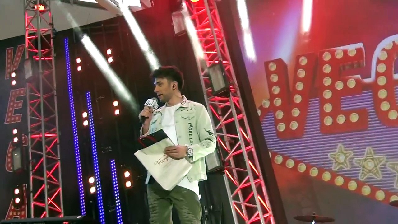 Артем Шалимов разыгрывает приз