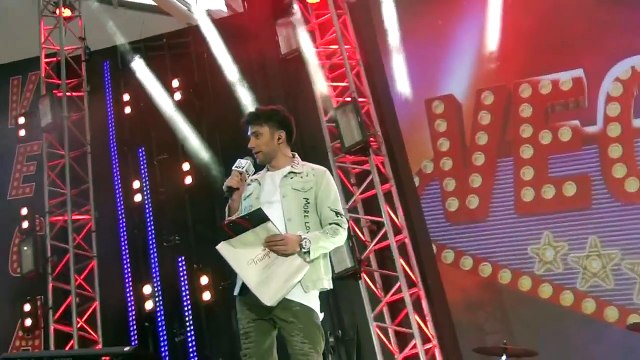 Артем Шалимов разыгрывает приз