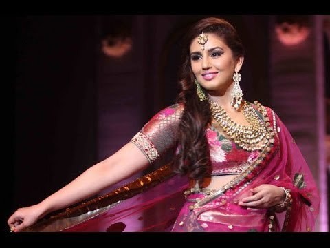 HOT Huma Qureshi at Bridal Fashion Week 2013