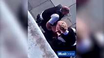 “Të bëj copash”, ja si e rreh me grushte të dyshuarin e arrestuar ky polic