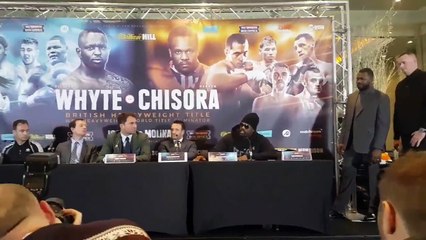 Un boxeur pète les plombs en pleine conférence de presse