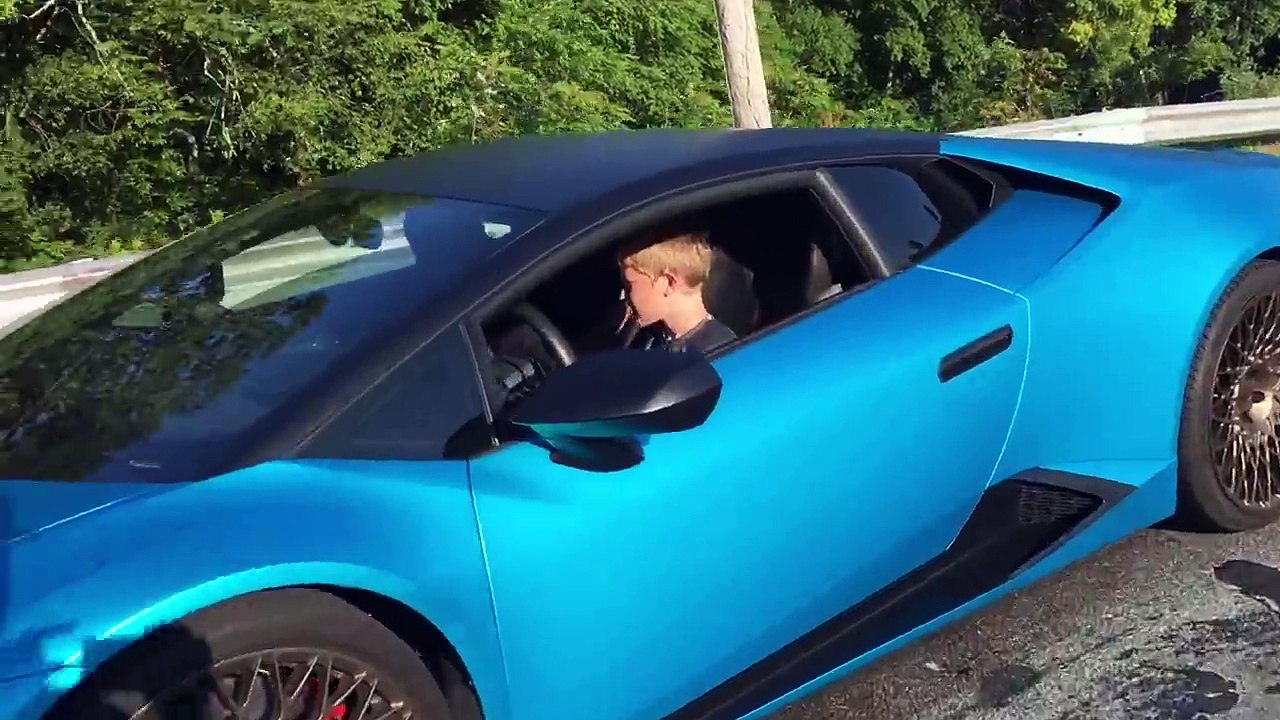 Un enfant de 11 ans au volant d'une Lamborghini vs Corvette C7