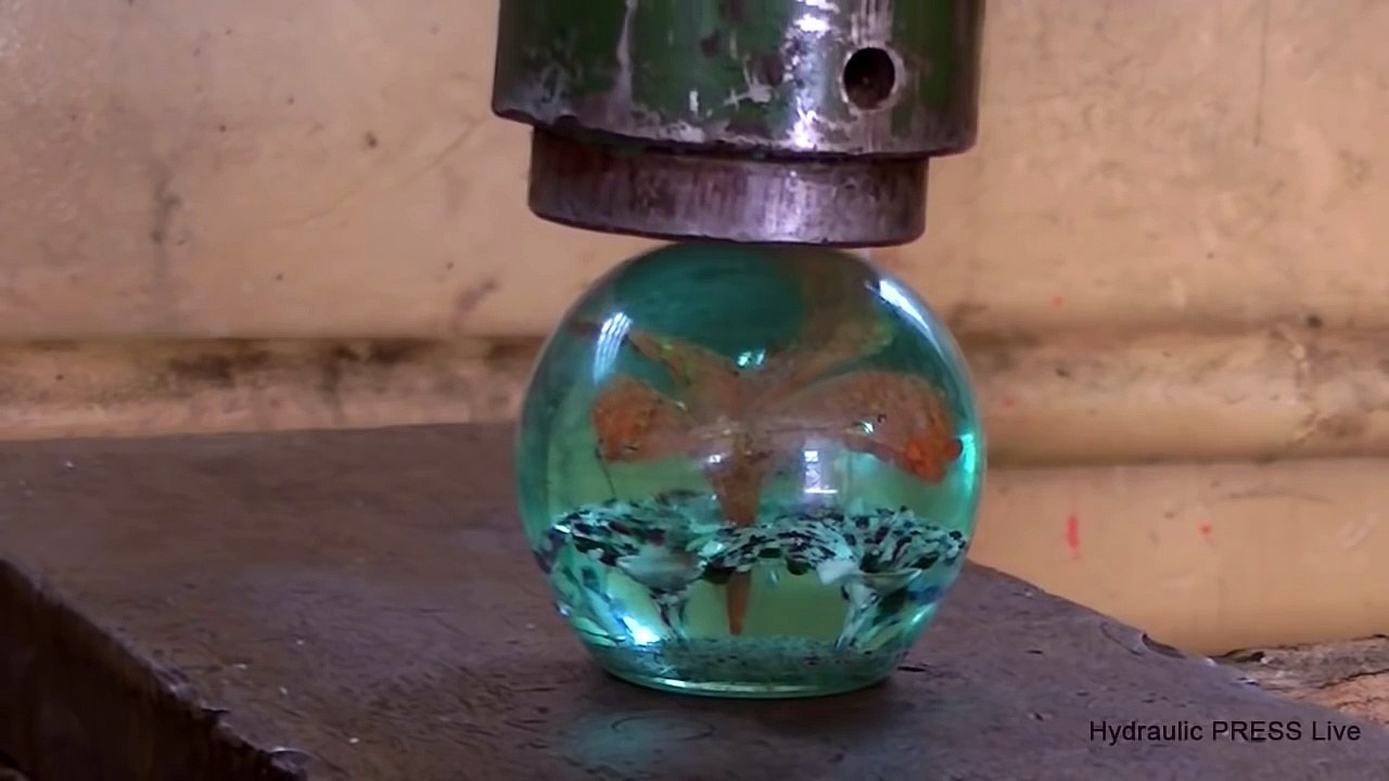 ESMAGANDO COISAS COM UMA PRENSA HIDRÁULICA DE 500 TONELADAS