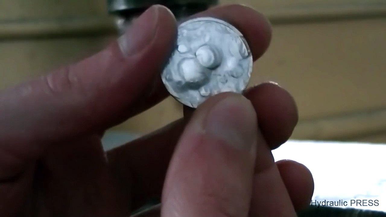 ESMAGANDO MOEDAS COM UMA PRENSA HIDRÁULICA