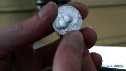 ESMAGANDO MOEDAS COM UMA PRENSA HIDRÁULICA