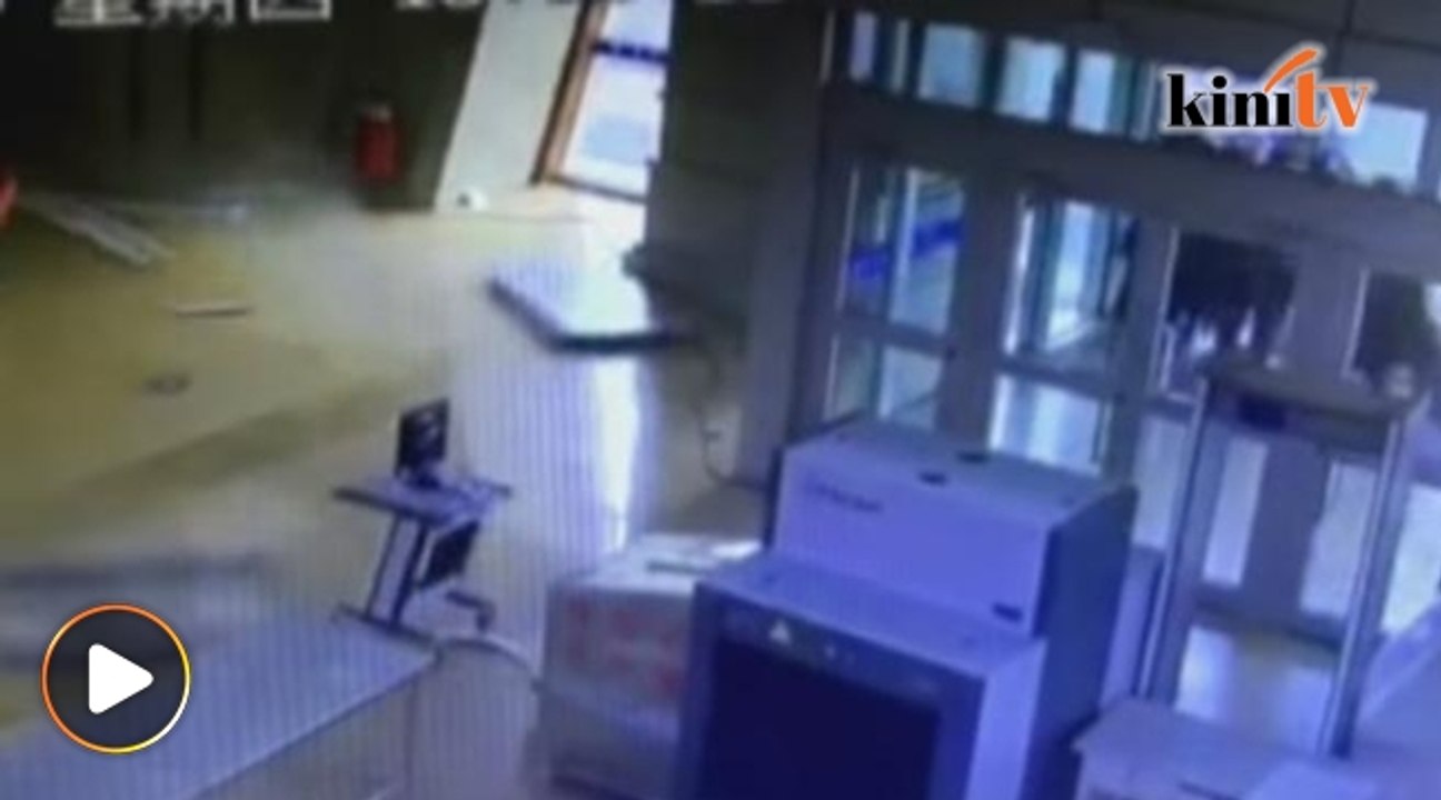 China dilanda gempa bumi, siling stesen kereta api runtuh