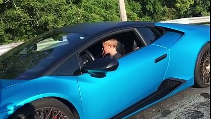 Un enfant de 11 ans au volant d'une Lamborghini va faire une course contre une Corvette