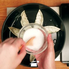 겨울맞이 눈꽃이 예쁘게 피어난 눈꽃만두!! [만개의레시피]