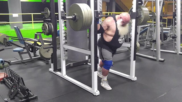 Le père Noël soulève 220kg à la muscu avant sa tournée !