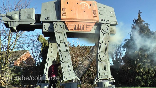 Il crée un AT-ACT de Star Wars géant dans son jardin !
