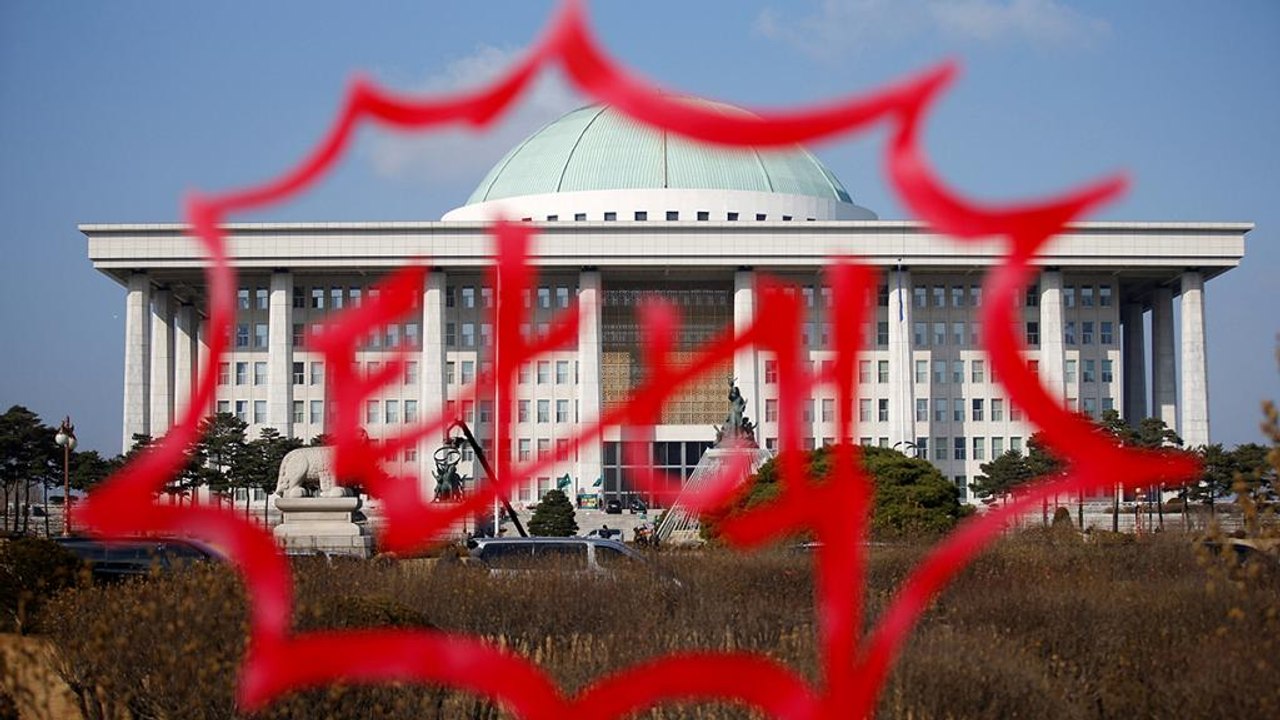 Парламент Южной Кореи вынес импичмент президенту