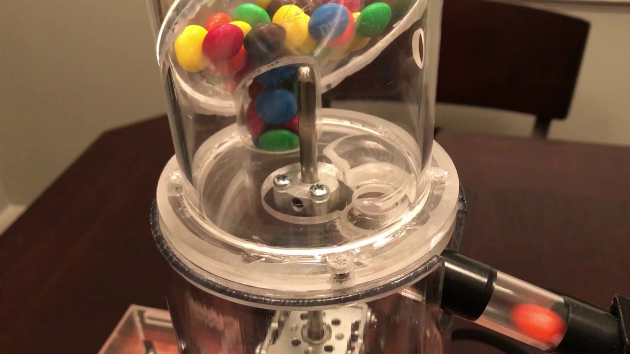Cette machine trie les M&M's par couleur... pour les tarés lol