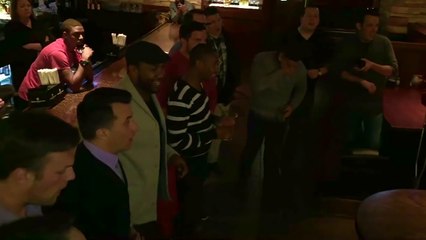 Deux chorales chantent dans un pub... magnifique !