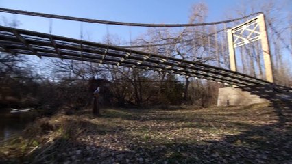 Il construit un pont suspendu dans son jardin !