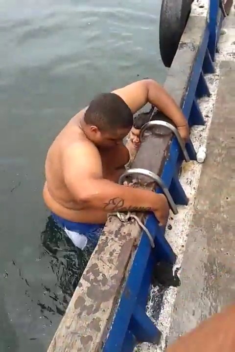 Ce gros gamin n'arrive pas à remonter sur le bateau.. LOL