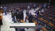 Video Manifestantes invadem o plenário da Câmara dos Deputados Brasil Brasilia Bresil Brazil 03