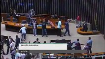 Video Manifestantes invadem o plenário da Câmara dos Deputados Brasil Brasilia Bresil Brazil 04