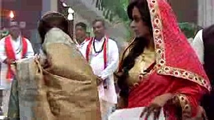 Kartik's GRAND MOTHER Grand ENTRY - Yeh Rishta Kya Kehlata Hai