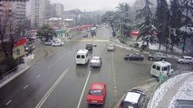 Une voiture éjecte son conducteur puis va se garer toute seule !