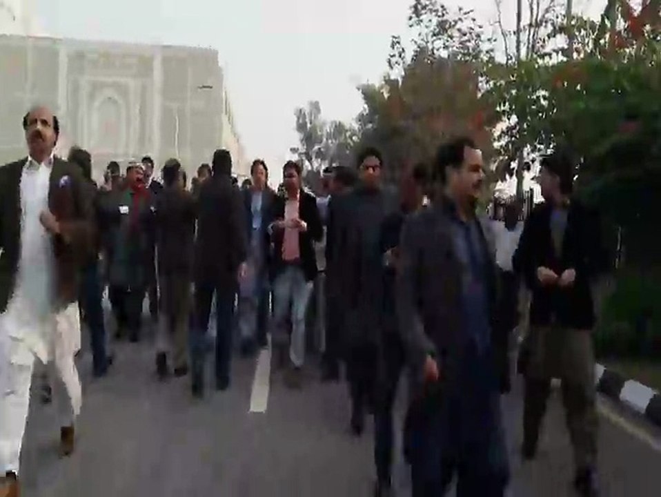 Usman Dar Offered Imran Khan his Shoe After Panama Leaks Hearing