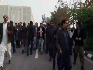 Usman Dar Offered Imran Khan his Shoe After Panama Leaks Hearing