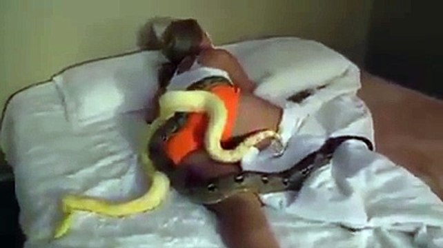 Elle se réveille avec d'énormes serpents dans son lit