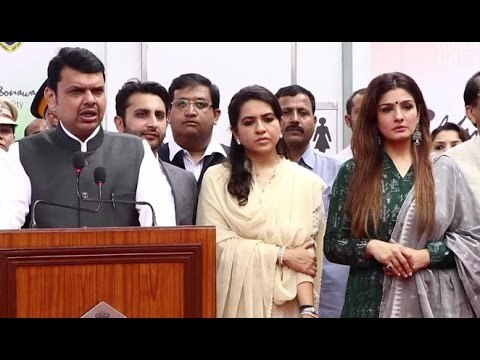CM Devendra Fadnavis & Raveena Tandon At Inauguration Of State - Art Toilets For Police & Railways