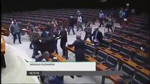 Video Manifestantes invadem o plenário da Câmara dos Deputados Brasil Brasilia Bresil Brazil- 03