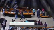 Video Manifestantes invadem o plenário da Câmara dos Deputados Brasil Brasilia Bresil Brazil- 04