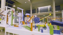 La plus grande machine de Rube Goldberg allume un sapin de noël