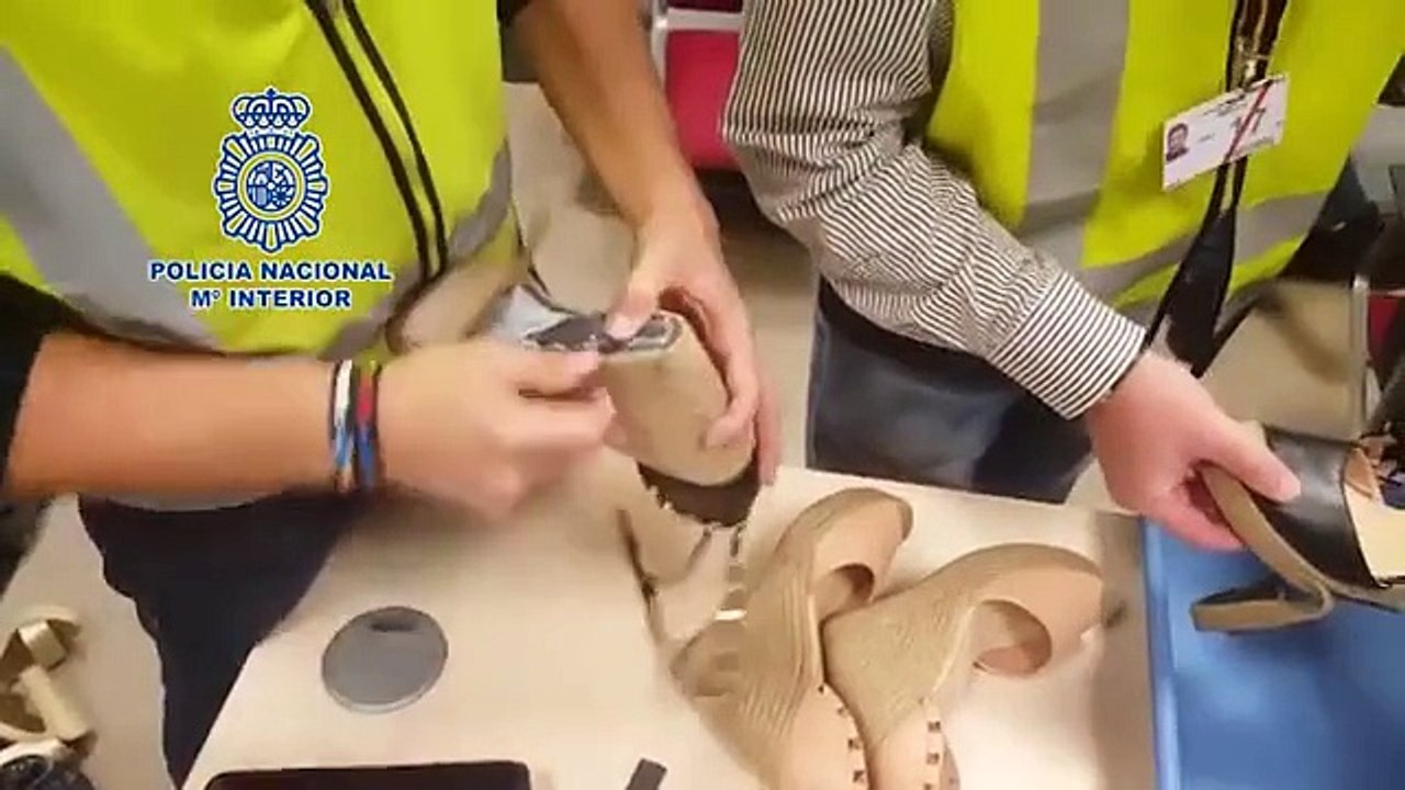 Elle cache 180 000 euros dans ses chaussures à talons compensés