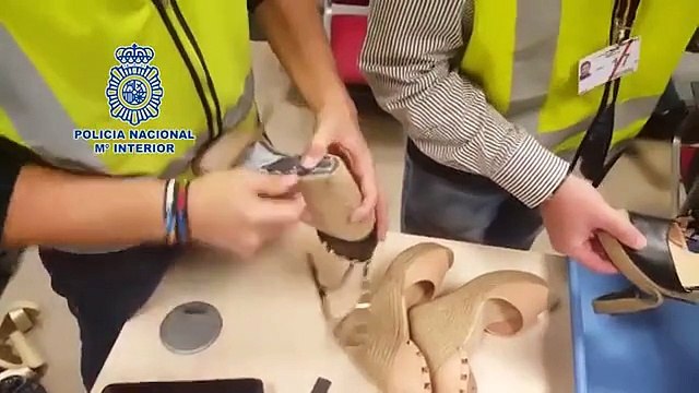 Elle cache 180 000 euros dans ses chaussures à talons compensés
