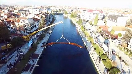 Започна монтирањето на дрвениот мост во Струга