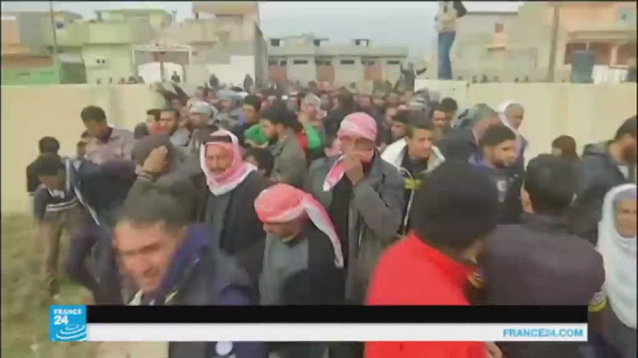 عراقيون يقتحمون مركزا للمساعدات الغذائية