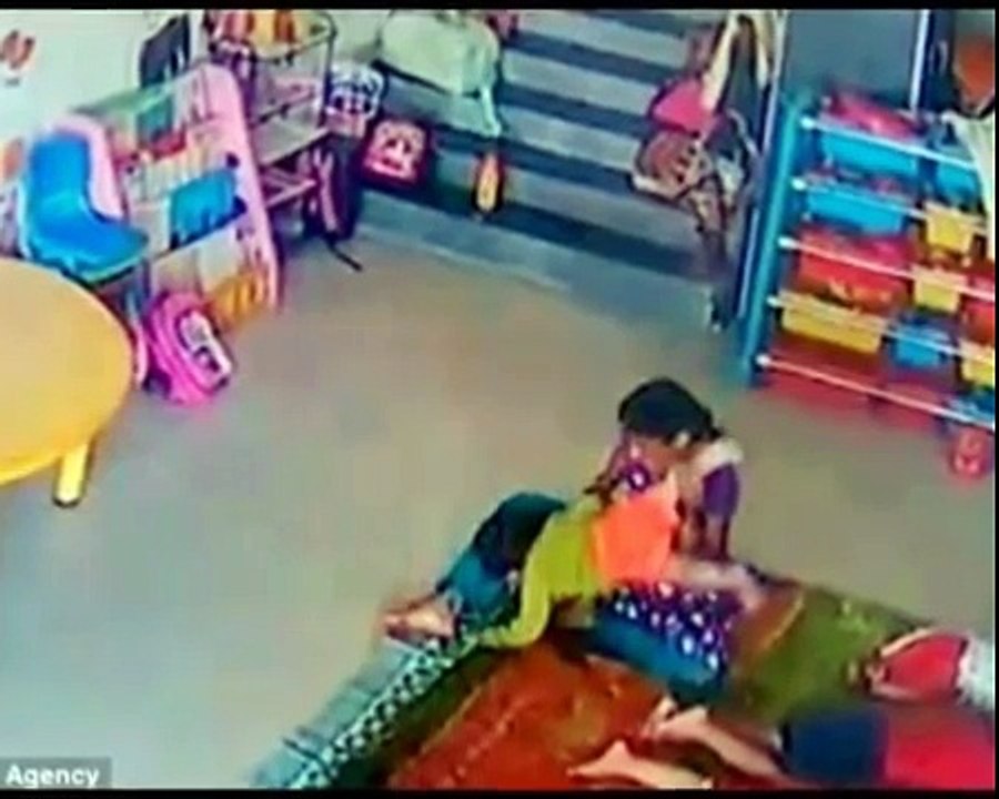 Ce bébé est couvert de bleus après une journée à la garderie. Quand ses parents découvrent la vérité, c'est le choc !