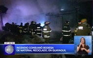 Incendio consumió bodega de material reciclado en Guayaquil