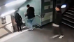 Il pousse une jeune femme dans les escaliers du métro.
